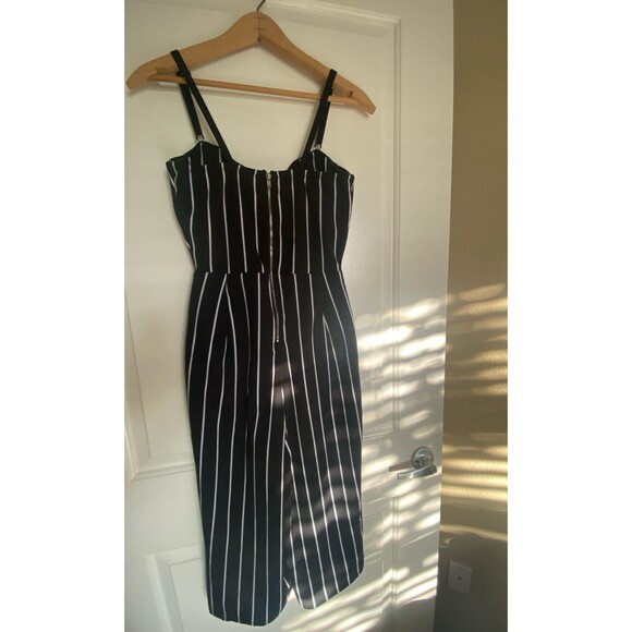 cute & classy black and white striped romper jumpsuit short wide leg cut NWOT - Picture 3 of 11